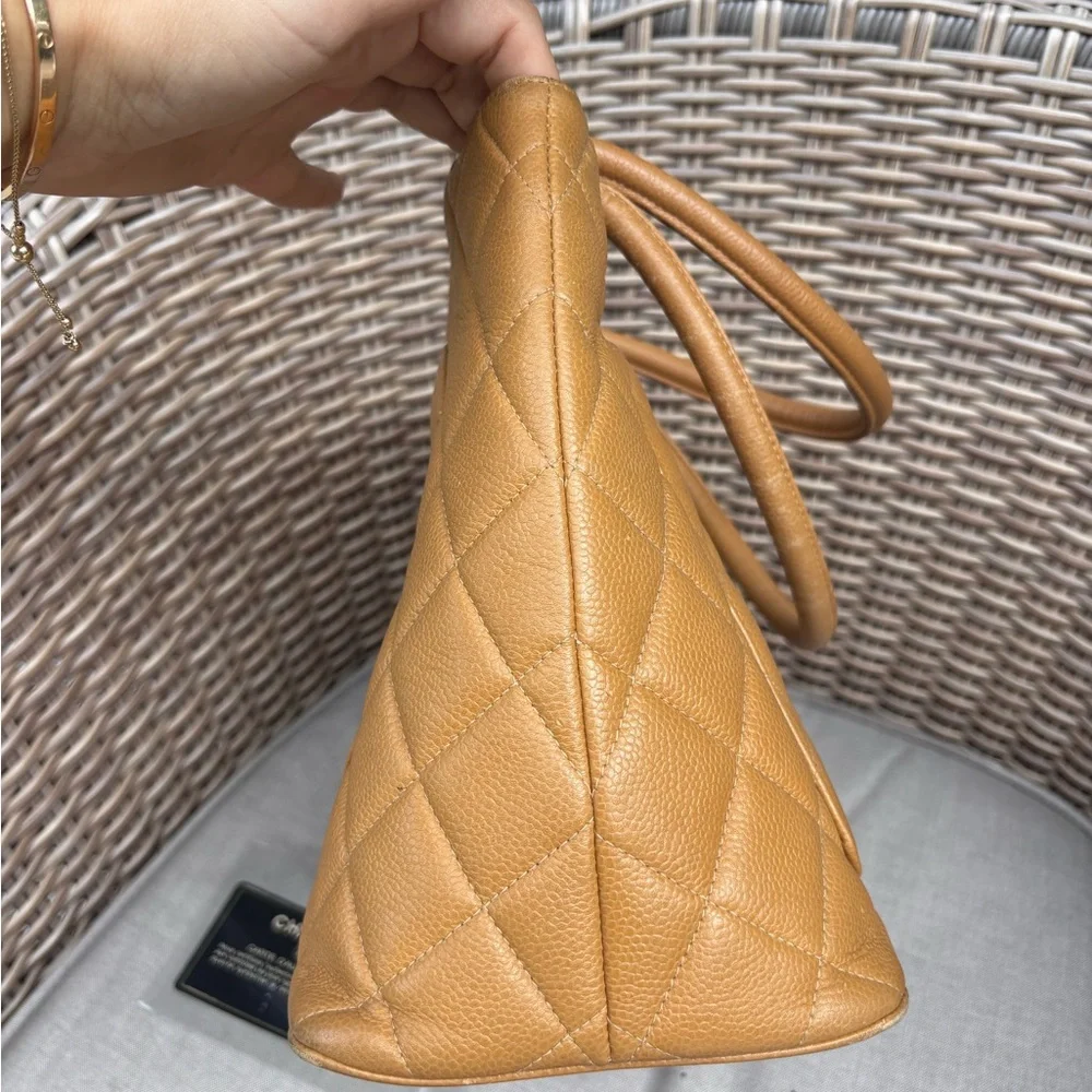 Authentic CHANEL gold MEDALLION brown camel caviar leather bag - Picture 9 of 16